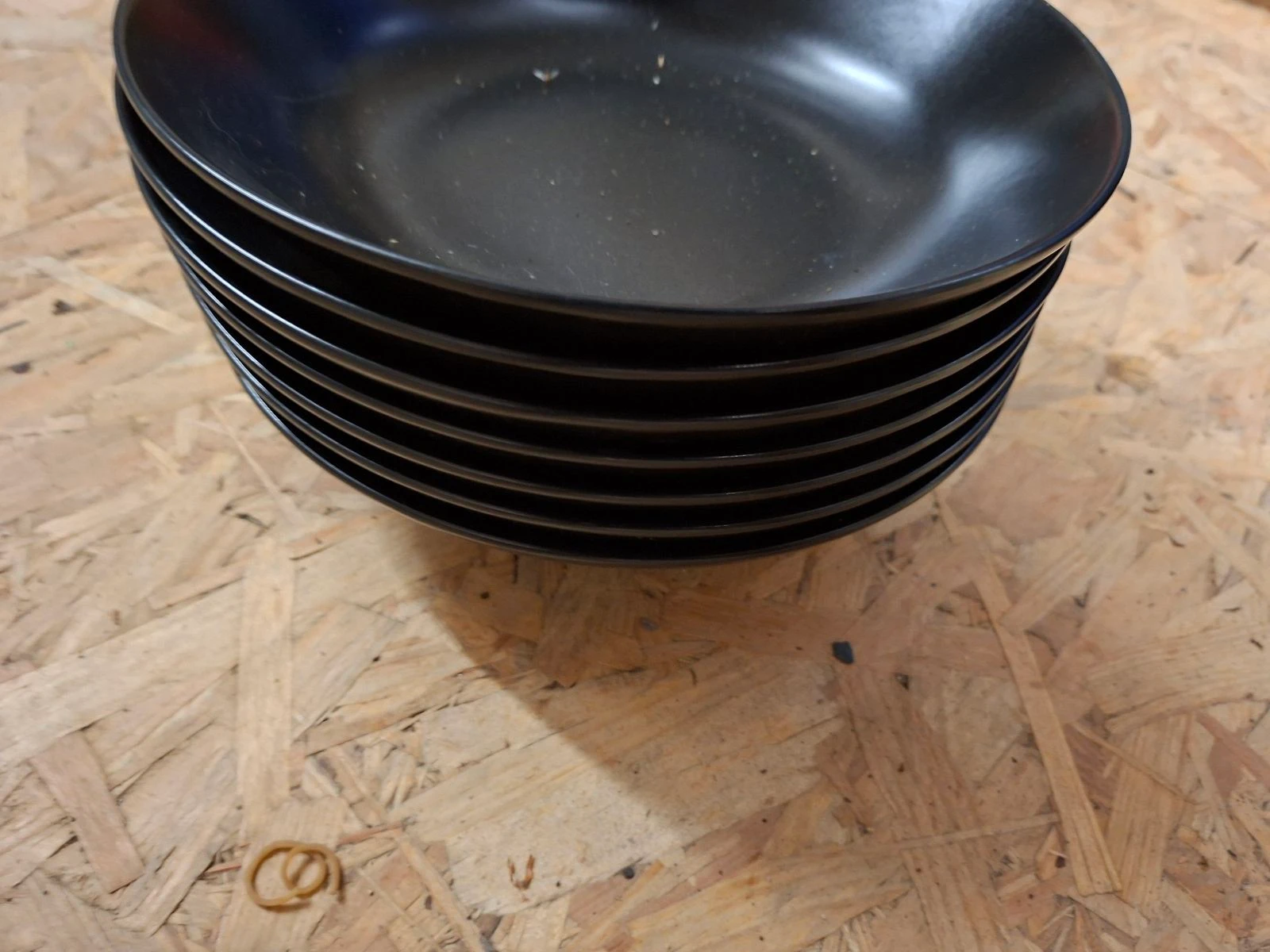 7 assiettes ikea noires creuses parfait état , neuf